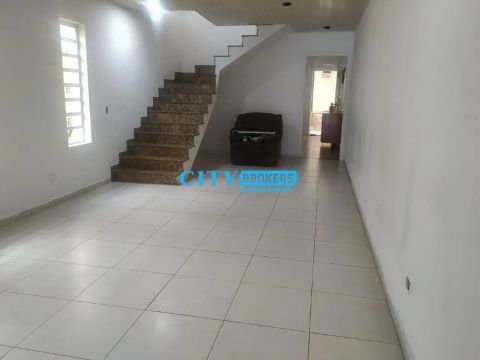 Excelente sobrado para locação na Vila Maria com 350m², 3 suítes, vaga para 2 carros, chur