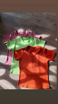 3 Camisetas básicas - Verde, Rosa e Laranja