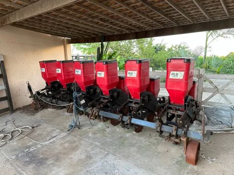 plantadeira PLB 6 linhas e puverizador Jacto 800 litros
