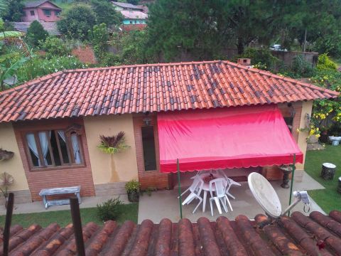 Casa Temporada em área verde com piscina e churrasqueira