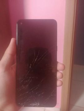 Celular com tela trincada