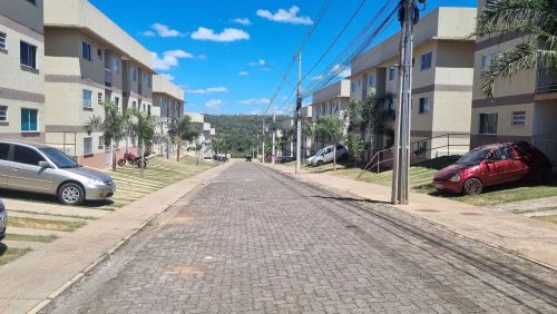 Apto térreo com 2 quartos em condomínio fechado