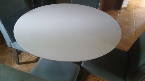 Mesa redonda branca para sala de jantar
