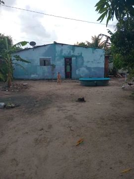 Casa simples em terreno amplo 