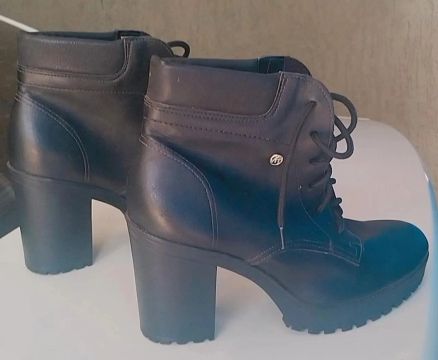 Bota Feminina de Couro Preto - Salto Grosso Via Marte