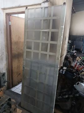 Porta de vidro com grade em ótimo estado
