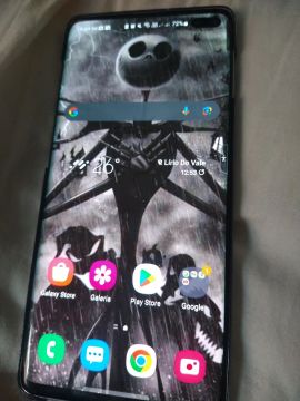 Samsung Galaxy S10 Plus com capa do Jack Skellington