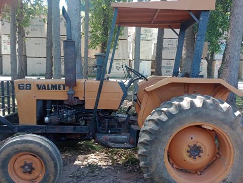 Trator Valmet 68- acompanha carroça(reboque) 