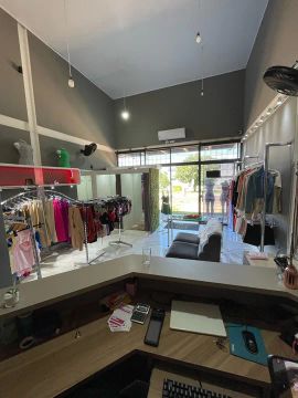 Loja de roupas feminina à venda!