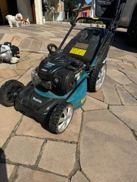 Máquina cortar grama makita