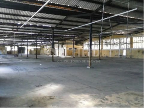 Prédio de esquina. Rua asfaltada com duas entradas, acesso fácil ao Rodoanel. Próximo ao C