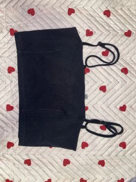 Top cropped preto com alças finas
