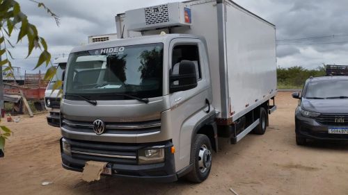 Caminhão baú 6-160 vw