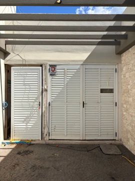 Portas alumínio branca com venezianas