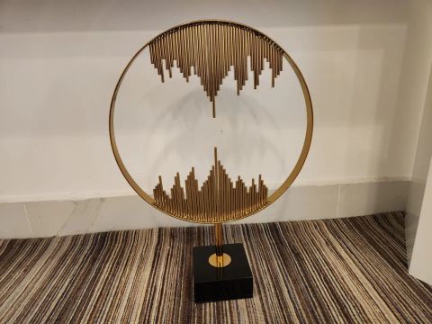 Escultura de loja Breton em Metal Dourada em Formato de Círculo
