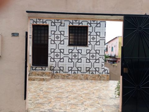 Vendo casa bem localizada 