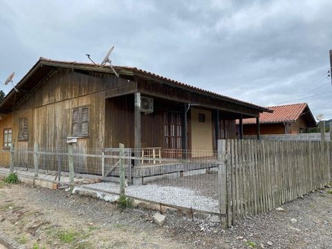 Casa de madeira disponível no centro de Urubici 