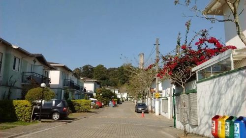 ALUGO Casa em condomínio fechado com piscina e segurança 24h