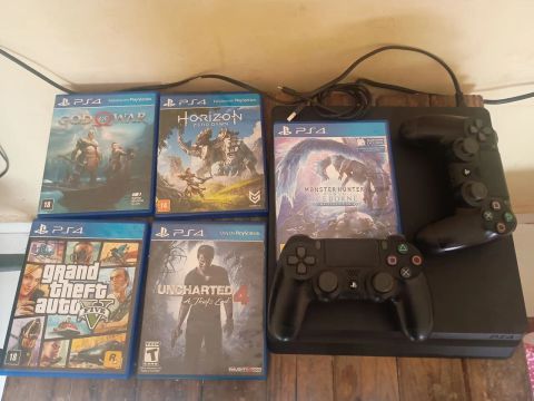 PS4 com jogos e controles - Ótimo estado!