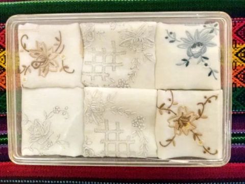 Caixa com lencinhos bordados