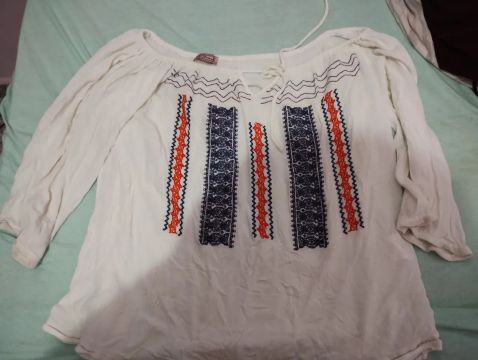 Blusa branca bordada