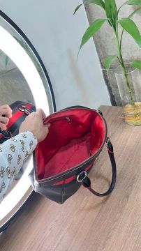 Bolsa de mão preta e vermelha