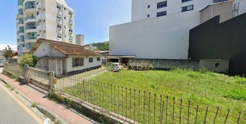 Terreno de 598m² localizado no Saco dos Limões