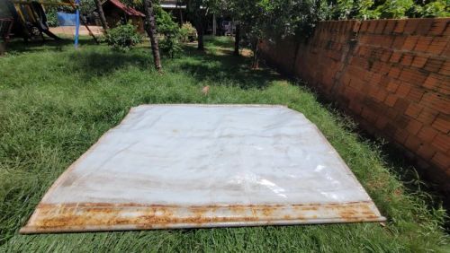 04 Toldo usado em boas condições sem furo, apenas sujo de 2,70 x 3,30