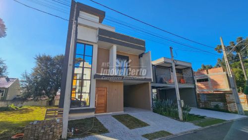 Sobrado de 208 m² construídos em condomínio fechado no bairro Umbará com 4 dormitórios sen