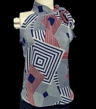 Blusa feminina listrada com detalhe geométrico
