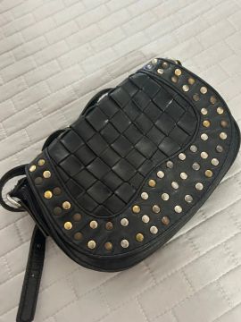 Bolsa preta de couro com tachas Via Mia