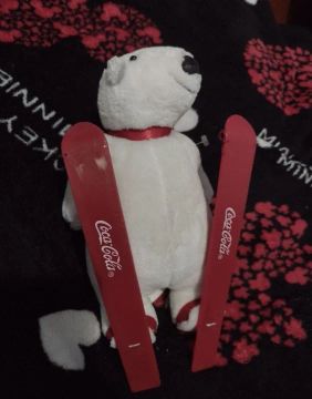 Urso de Pelúcia Coca-Cola com Esquis - Colecionável