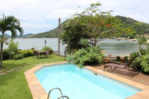 Casarão em Ibicuí na beira da praia com 5 quartos, piscina e churrasqueira