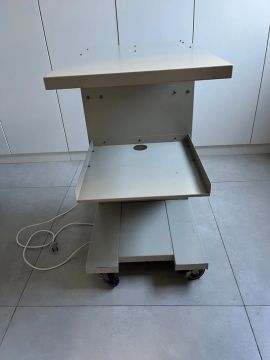 Rack de metal com rodas