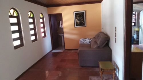 Chácara com 03 casas, piscina e pomar