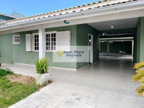 Casa à venda na Avenida Jacarandá em Daniela - Florianópolis - SC