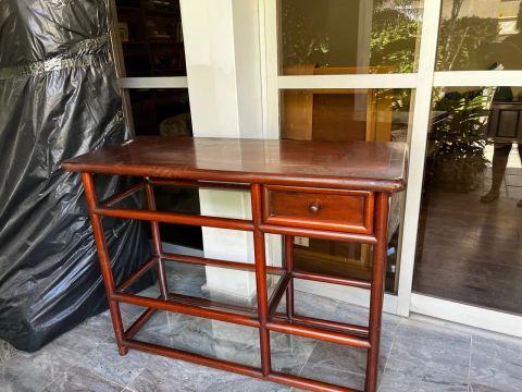 Lindo Rack para Tv , com pés de madeira maciça 