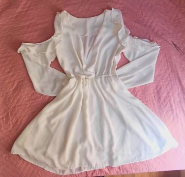 Vestido rodado com manga e decote em V