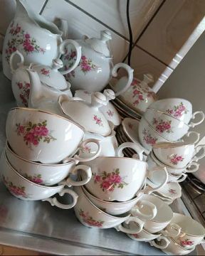 LINDAS PEÇAS PARA CHÁ, CAFÉ E BOLO EM PORCELANA RENNER COM DELICADO DECALQUE FLORAL.