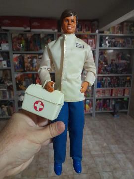 Boneco Ken médico Mattel