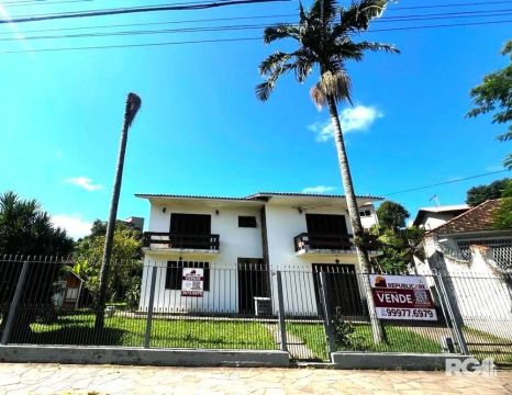 Casa com 351,60m2 de área construída em propriedade de 743m2 no Bairro Jardim Ca