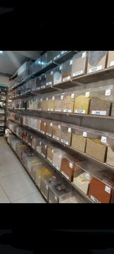 Loja comercial com prateleiras e estrutura para venda de produtos a granel