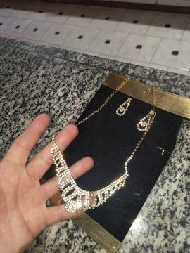Conjunto de colar e brincos de strass