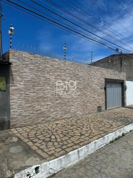 Casa com duas quitinetes no fundo