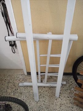 Cama de solteiro em metal branco usada