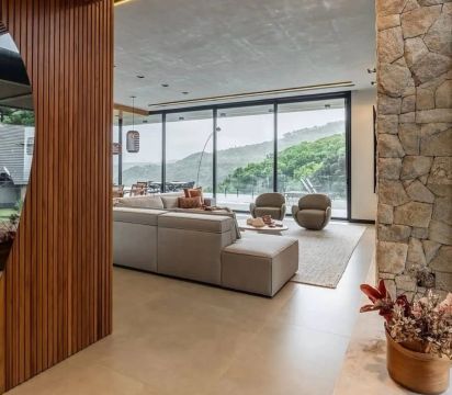 Imóvel para venda possui 255 metros quadrados com 4 quartos em Laje de Pedra - Canela - RS