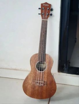 UKULELE SEMINOVO COM CAPA