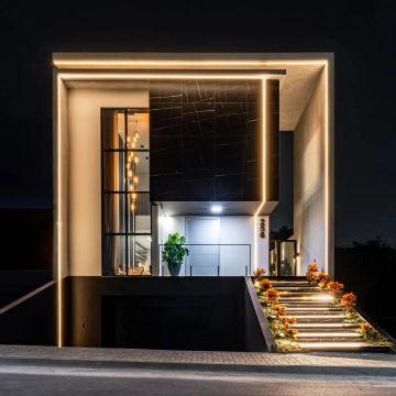 Estoril com 3 pisos, 5 suítes, escritório, área gourmet, piscina, painel solar e mobiliada