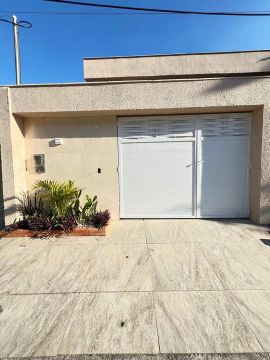 Casa com garagem em condomínio fechado