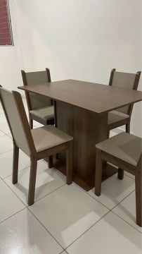Conjunto sala de jantar mesa com 4 cadeiras. 2 meses de uso , vou comprar uma maior ! 
